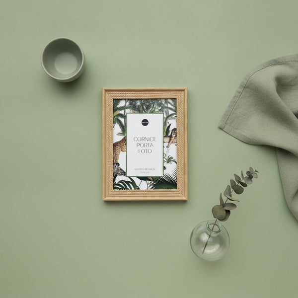 Due cornici portafoto in legno naturale con design botanico verde e bianco, base stabile per appoggio
