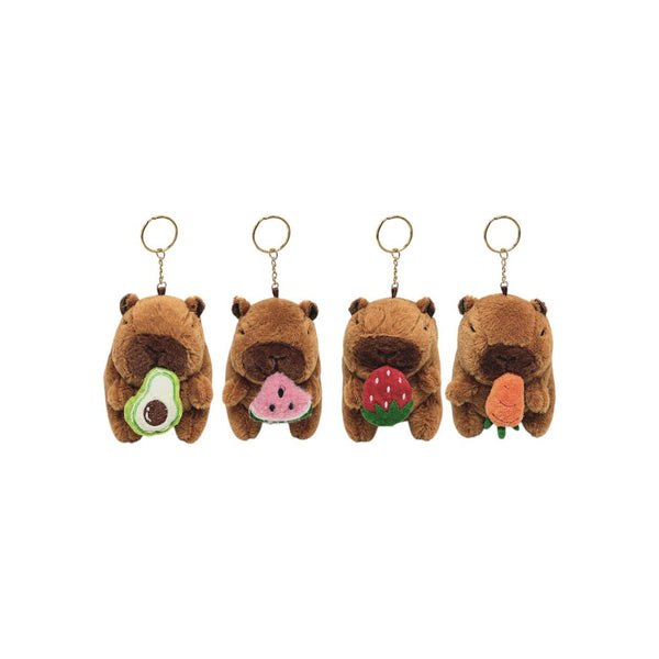 Quattro portachiavi in peluche a forma di capibara marrone con anellino dorato, ognuno con cibo diverso in bocca: avocado ver