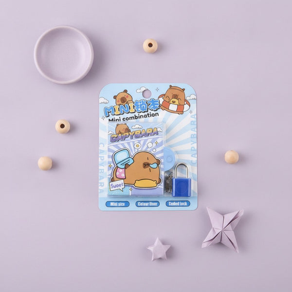 Quattro quaderni mini con serratura colorata e disegni di capybara kawaii in tonalità blu, rosa e viola con nuvole e dettagli