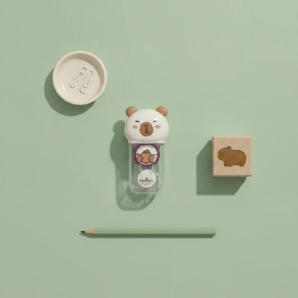 Due correttori a forma di capibara, uno beige e uno rosa pastello, con disegno kawaii e confezione colorata