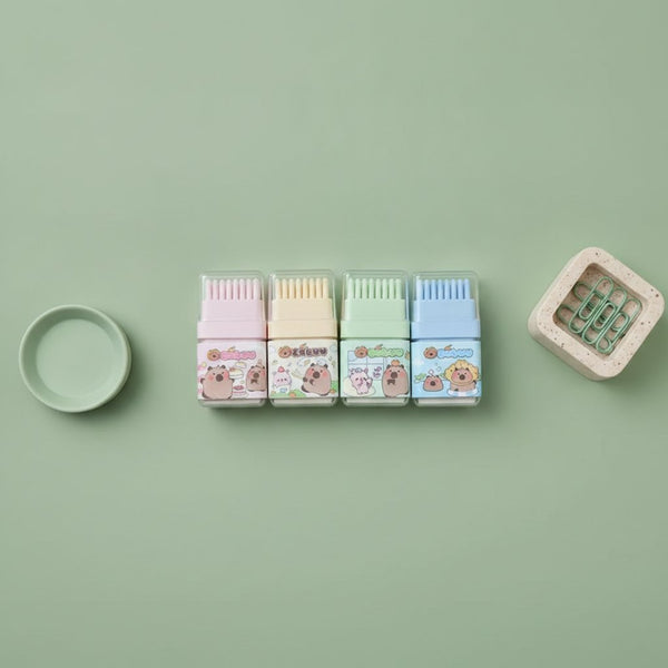 Set di quattro gomme a forma di capibara nei colori rosa, crema, verde menta e azzurro con design kawaii e scene divertenti