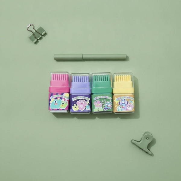 Set di quattro gomme colorate rosa blu verde e gialla con disegni di mostri kawaii e scritte Monster Family
