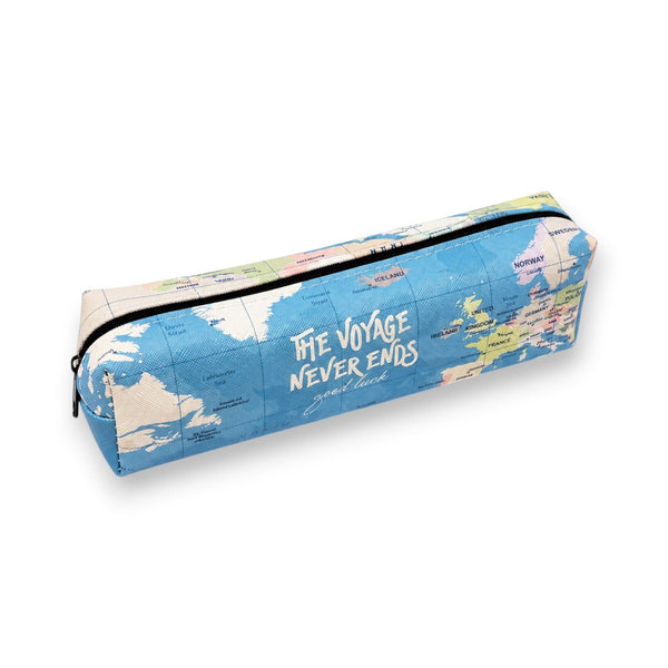 Astuccio rettangolare con stampa mappa geografica blu e scritta The Voyage Never Ends, chiusura a zip nera