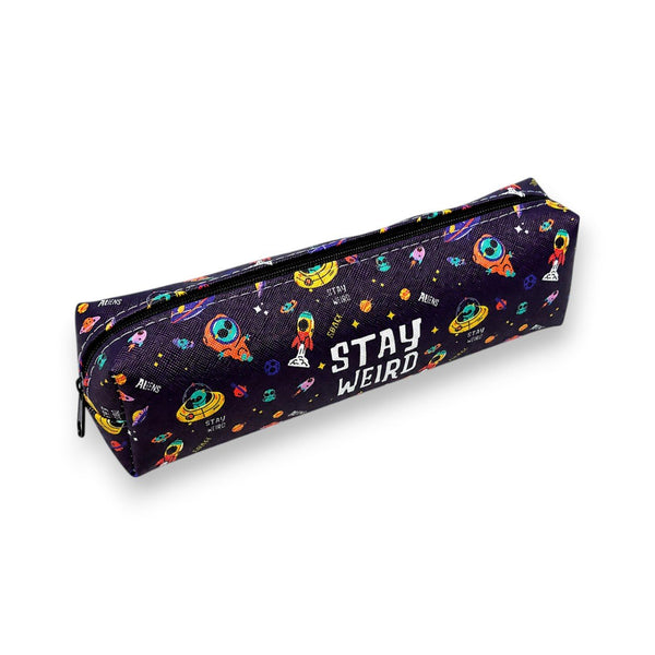 Astuccio blu scuro con stampa spaziale raffigurante alieni, razzi, pianeti e stelle colorate, scritta Stay Weird