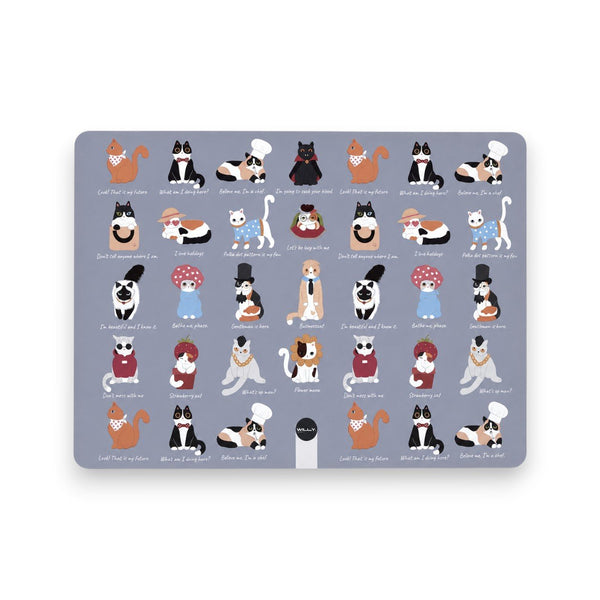 Tovaglietta americana rigida con pattern di gatti kawaii colorati e frasi umoristiche su sfondo grigio-lavanda