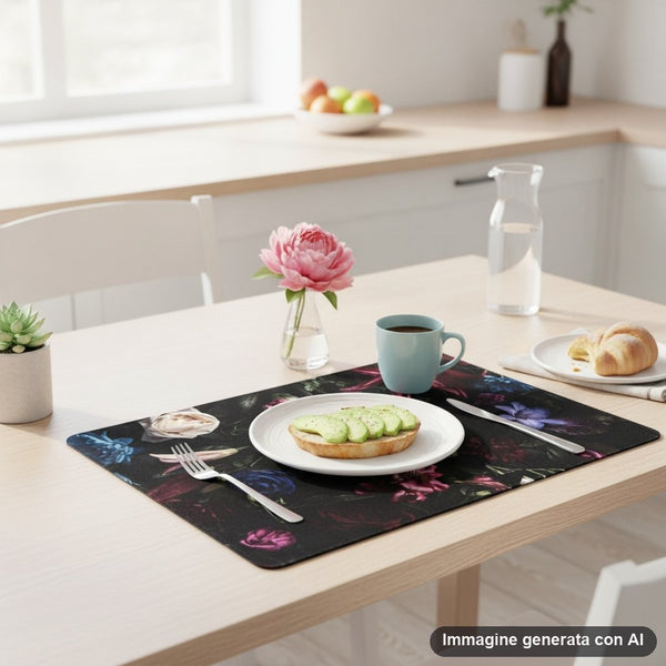Tovaglietta americana con stampa floreale romantica su sfondo nero con rose, gigli e fiori colorati