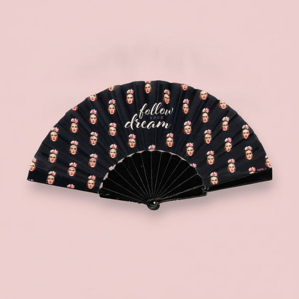 Ventaglio nero pieghevole con volti stampati e scritta Follow your dream, accessorio estivo pop