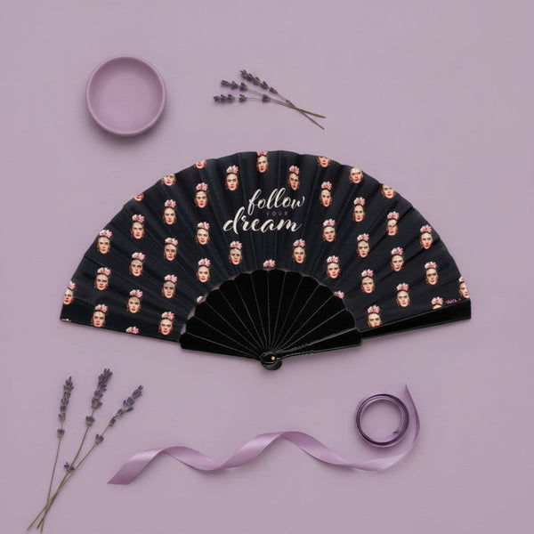 Ventaglio nero pieghevole con volti stampati e scritta Follow your dream, accessorio estivo pop