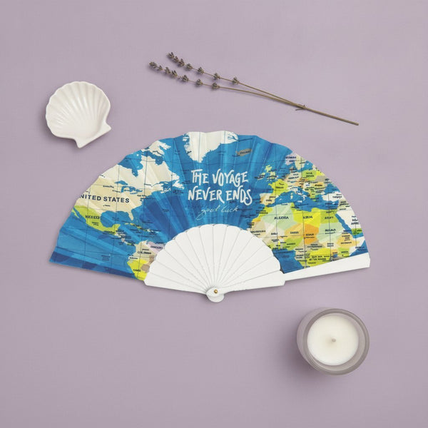 Ventaglio aperto con stampa mappa geografica mondiale in blu, giallo e beige, scritto il voyage never ends