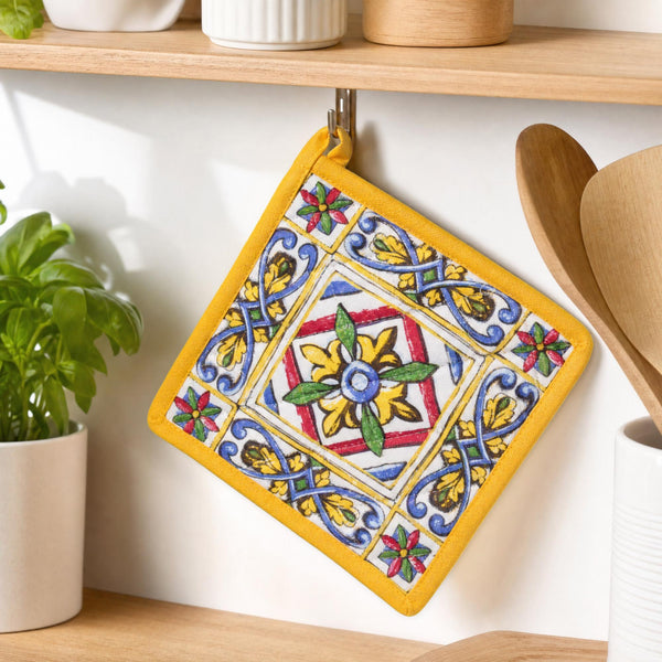 Presina quadrata gialla con disegno maiolica tradizionale, fiori e ornamenti colorati in blu, rosso e giallo