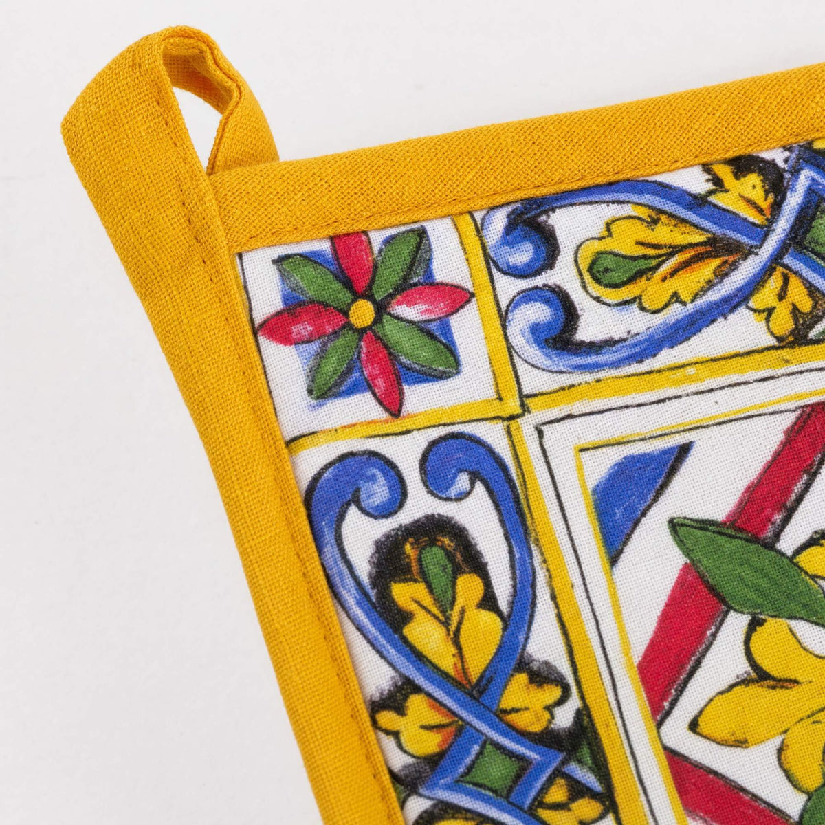 Presina quadrata gialla con disegno maiolica tradizionale, fiori e ornamenti colorati in blu, rosso e giallo