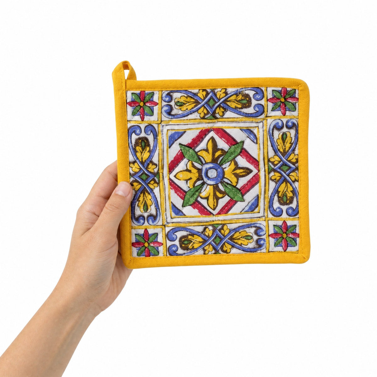 Presina quadrata gialla con disegno maiolica tradizionale, fiori e ornamenti colorati in blu, rosso e giallo