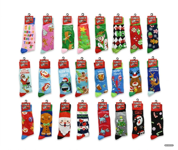 Calzini natalizi colorati con Babbo Natale, renne, alberi e biscotti, appesi ai cartoncini