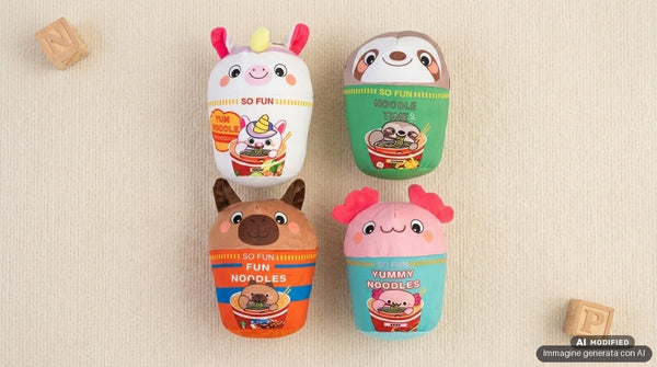 Quattro peluche kawaii di animali con costumi da noodle colorati: mucca marrone, coniglio rosa, bradipo verde e creatura gial
