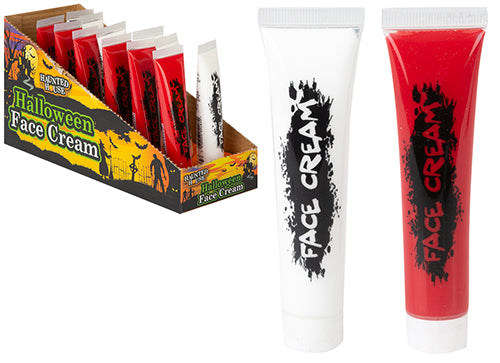 Due tubetti di crema per il viso, uno bianco e uno rosso, davanti all'espositore da banco