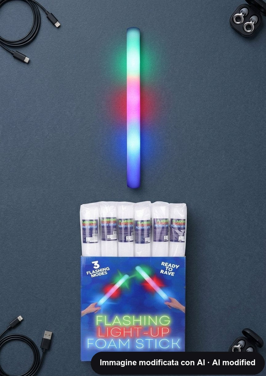 Bastone luminoso in spugna alto circa 48 cm tenuto in mano mentre cambia colore tra verde, rosa e viola.