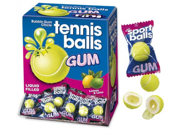Gomme da masticare a forma di pallina da tennis gialla con ripieno liquido, accanto al box
