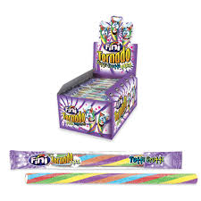 Bastoncino di caramella attorcigliata arcobaleno accanto all'espositore colorato