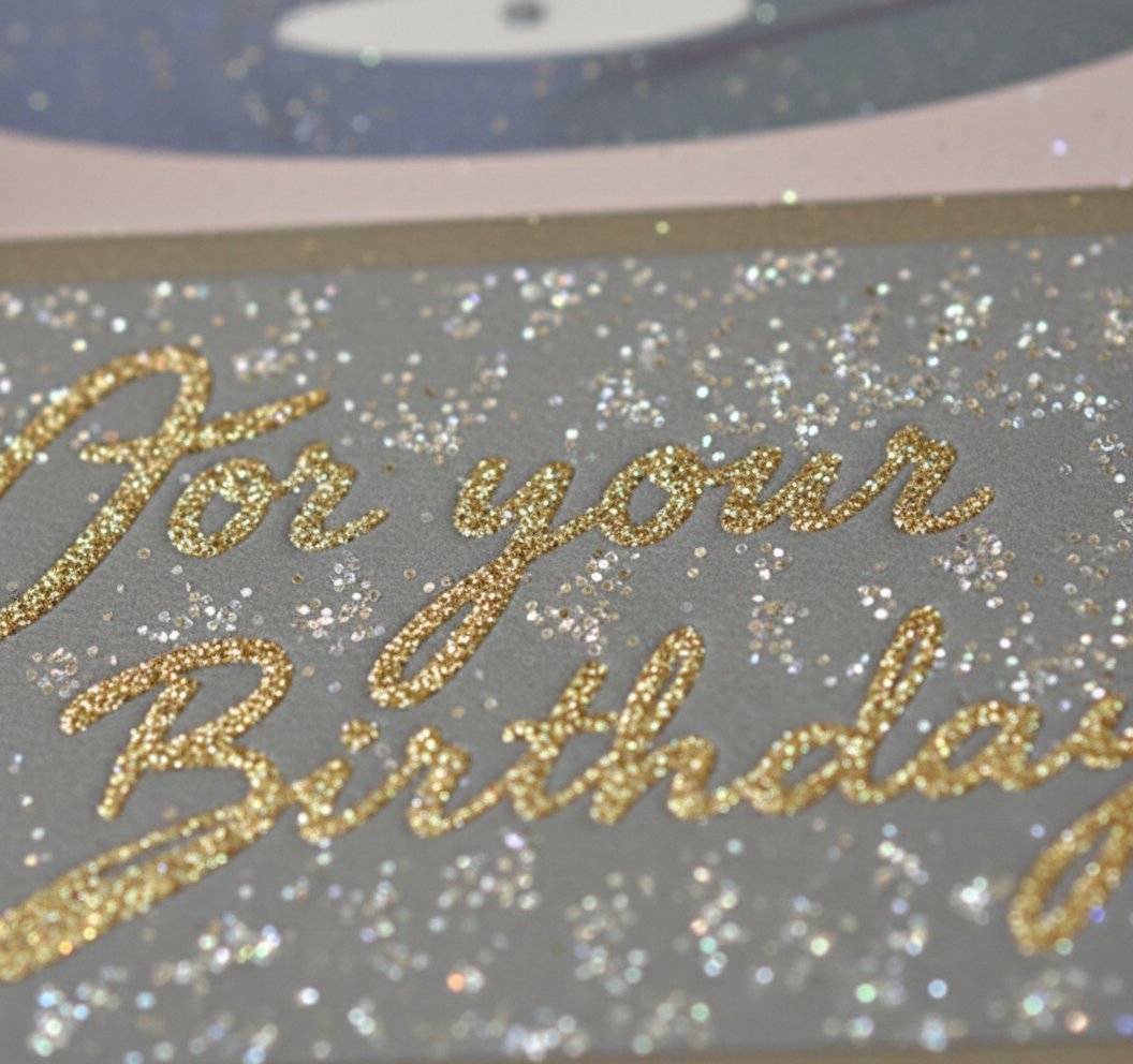 Biglietto auguri elegante con scritta glitter dorato e argento su sfondo grigio perla