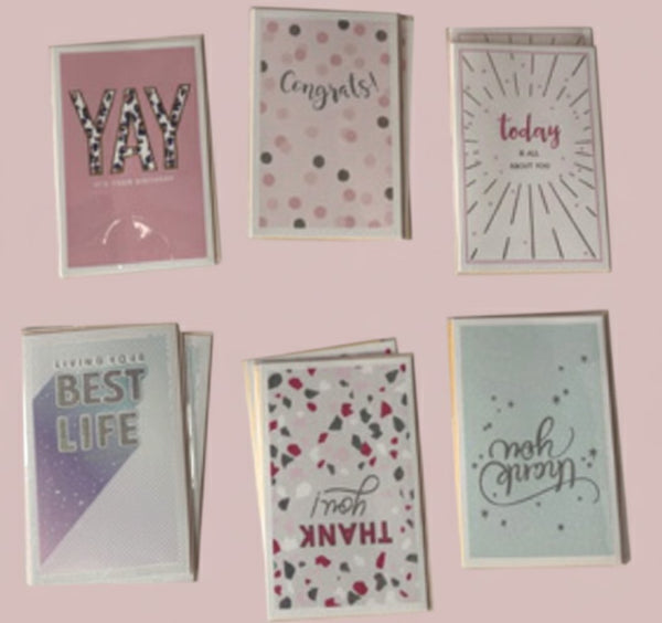 Set 6 biglietti auguri colorati con scritte motivazionali: Yay, Congrats, Today, Best Life, Thank You, Och Giuesy su sfondo 