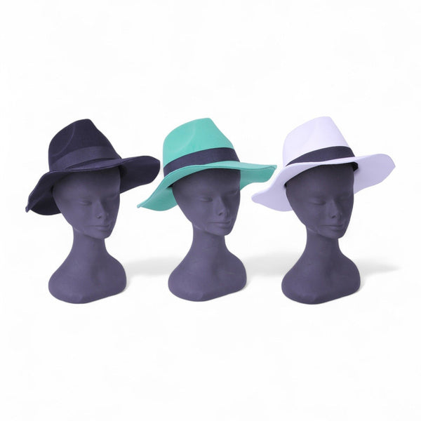Tre cappelli con tesa larga in colori pastello: blu navy, turchese e lavanda, con cinturino nero coordinato