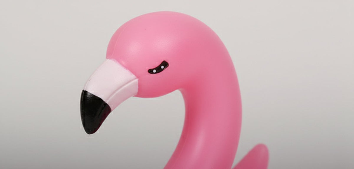 Lampada punto luce flamingo rosa con becco nero e bianco, design decorativo minimalista