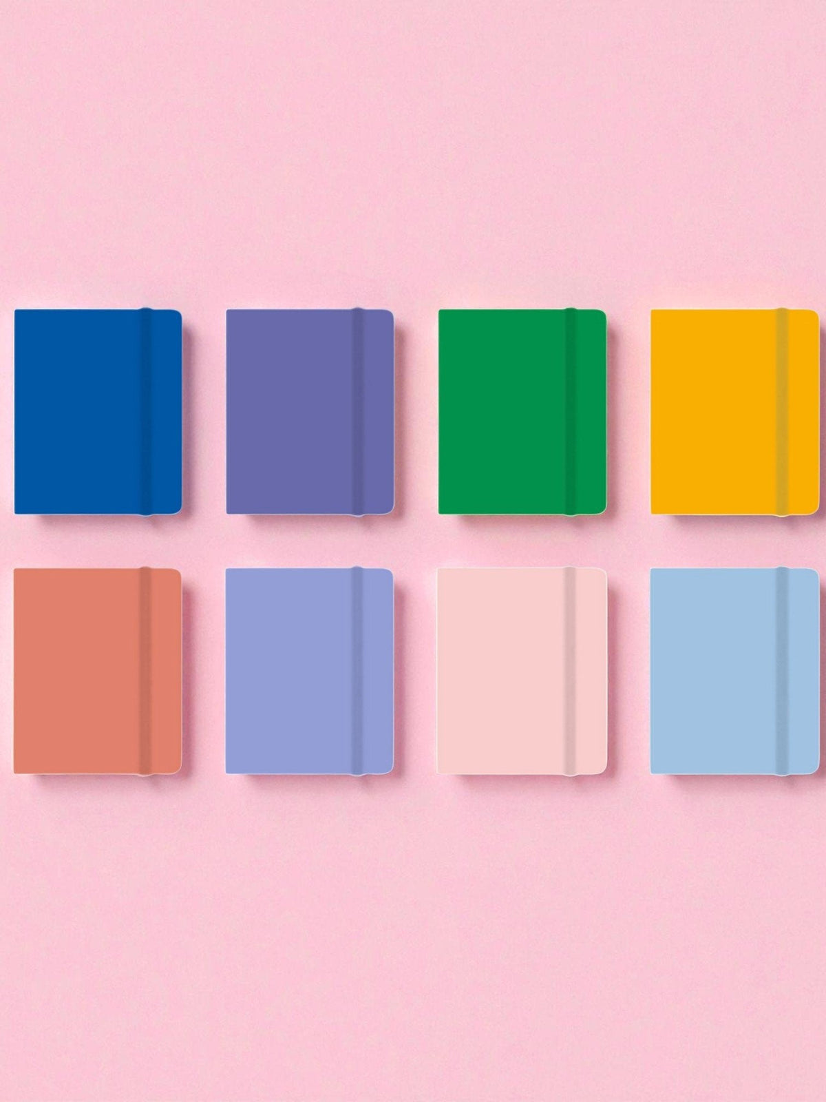 Notebook A5 con laccio in 8 colori: blu, viola, verde, giallo, corallo, azzurro, rosa e celeste su sfondo rosa