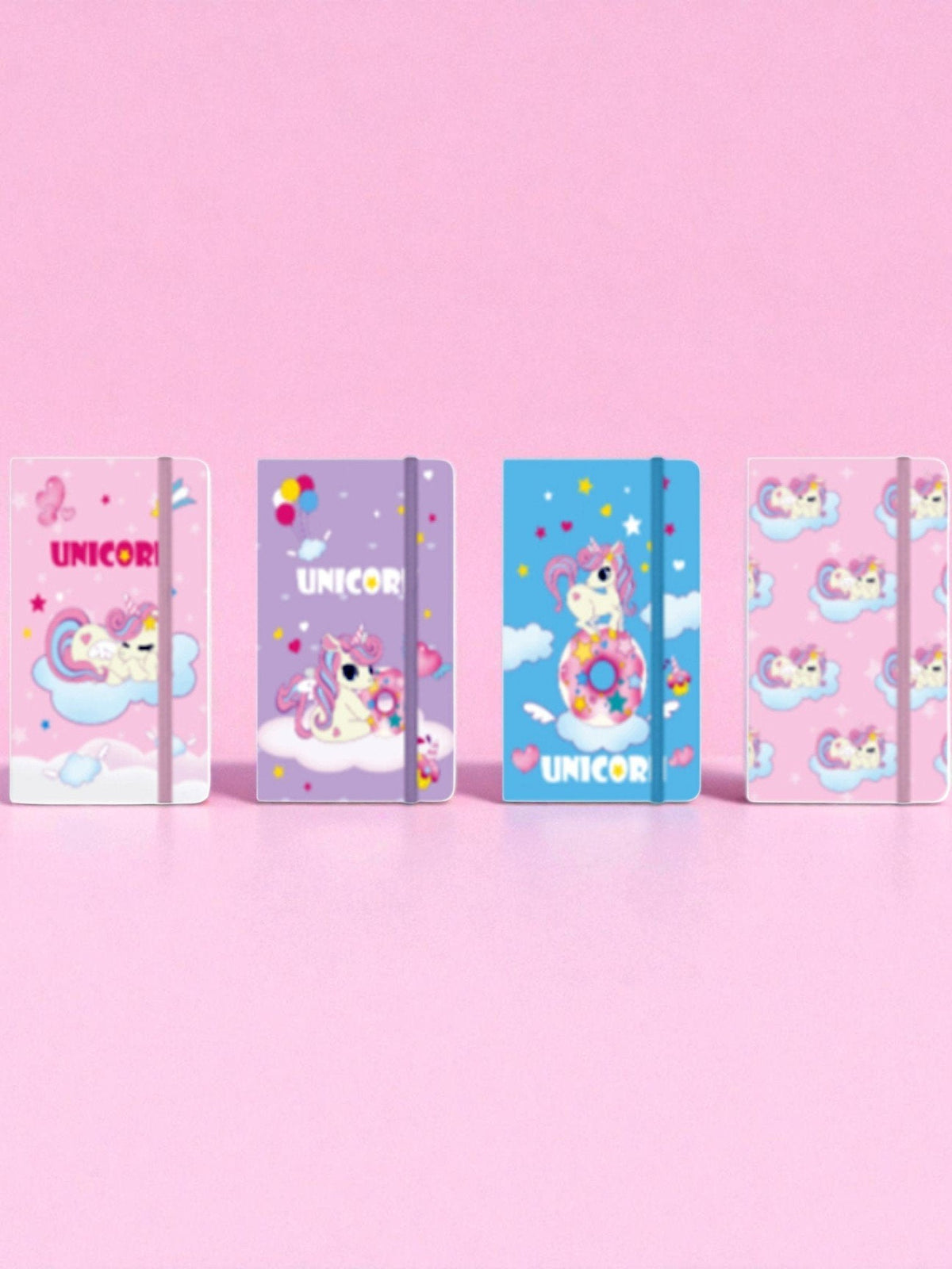 Notebook A6 con laccio elastico fantasia unicorno su nuvole, colori rosa blu e viola con stelle e arcobaleno