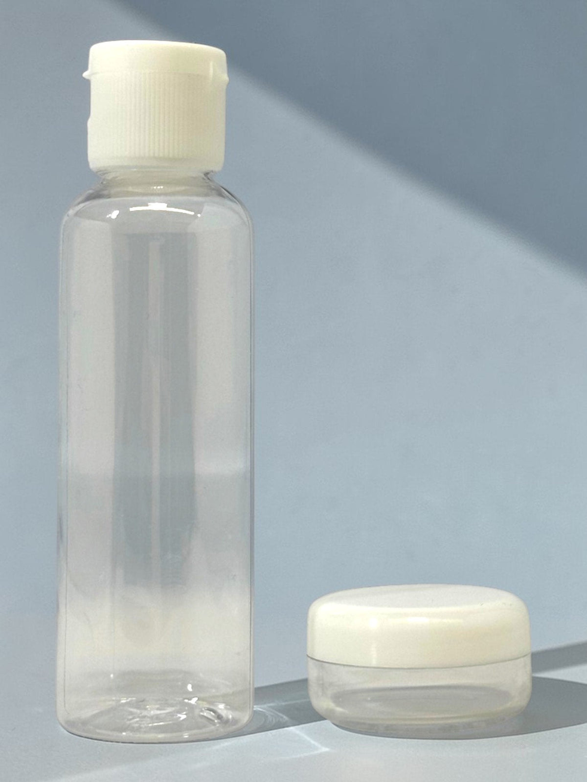 Set da viaggio contenitori trasparenti con tappi bianchi per liquidi, capacità 85ml, design minimalista e pratico