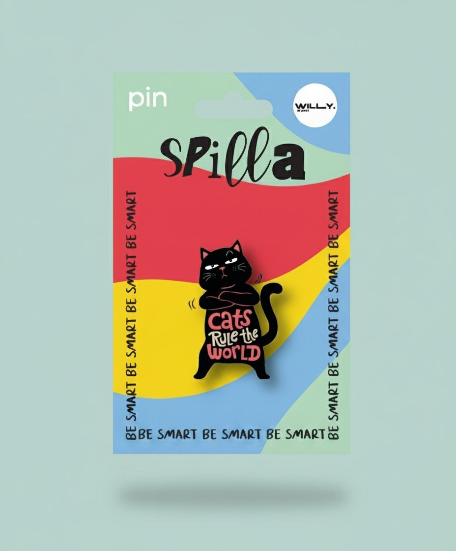 Spilla gatto nero con scritta "cats rule the world" su sfondo colorato multicolore con strisce blu, gialle e rosse