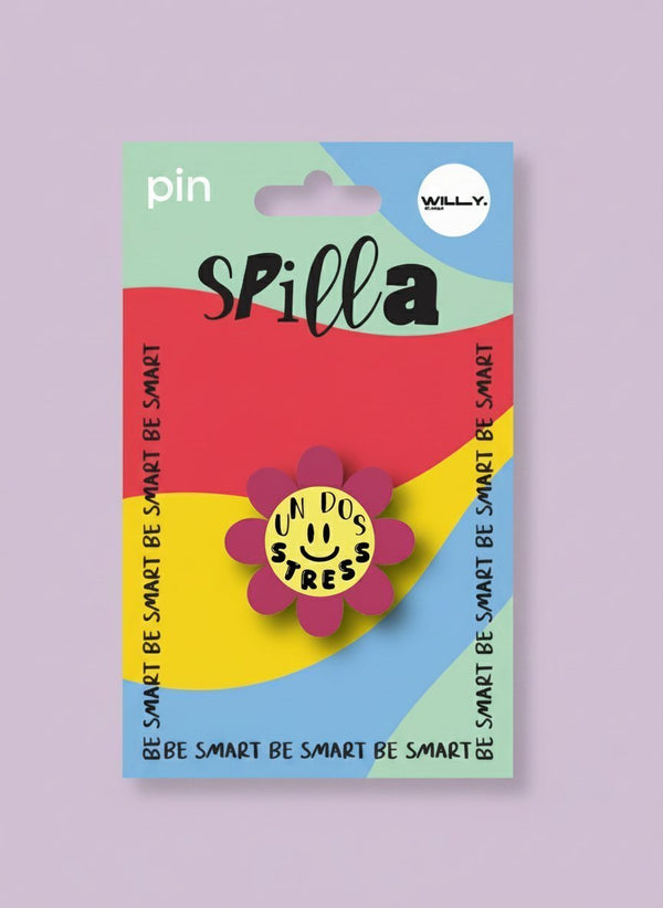 Spilla fiore antistress con petali bordeaux e faccina sorridente gialla su packaging colorato multicolore