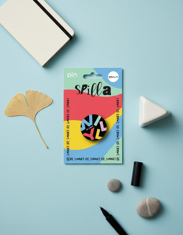 Spilla colorata multicolore con fantasia astratta e geometrica su packaging Willy con scritta "BE SMART