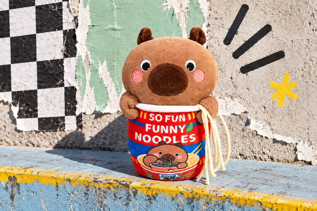 Peluche Funny Noodles su un gradino azzurro, con poster e scacchi street